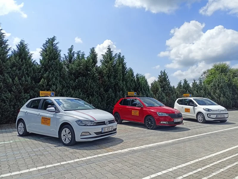 Vozni park autoškole Belaks — razna vozila za obuku kandidata
