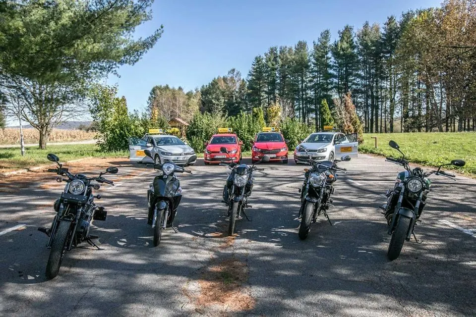 Vozila autoškole Belaks - automobili i motocikli na poligonu u Ogulinu