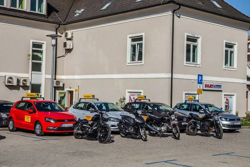 Kompletni vozni park autoškole Belaks — automobili i motocikli